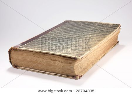 Altes Buch auf weißem Hintergrund