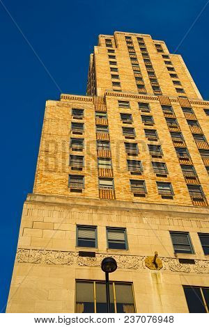 Cincinnati, Oh - April 12, 2018: The Historic Art Deco Carew Tower, A Cincinnati Landmark Since 1930