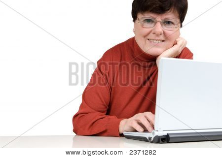 Starší žena s Notebook