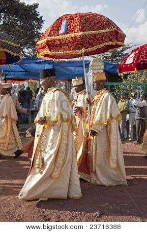 Christian ortodoxos devotos andando sob sua égide cerimonial no Festival Timket.