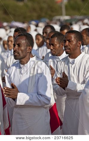 Christian ortodoxos devotos cantando e orando no Festival Timket.