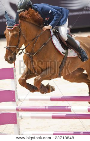 VALENCIA, Hiszpania - 7 maja: Rider Guido Grimaldi, jazda w stylu secesyjnym, Włochy w Global Champions Tour