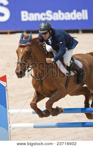 VALENCIA, Hiszpania - 7 maja: Rider Guido Grimaldi, jazda w stylu secesyjnym, Włochy w Global Champions Tour