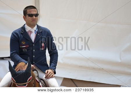 VALENCIA, Hiszpania - 7 maja: Rider Guido Grimaldi, jazda w stylu secesyjnym, Włochy w Global Champions Tour