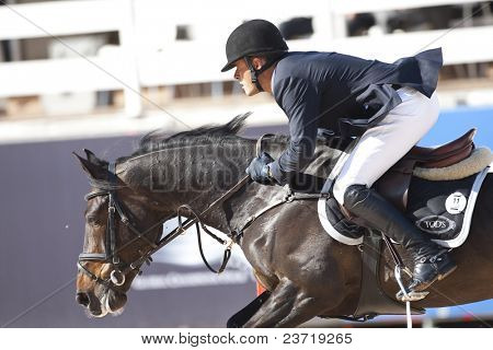 VALENCIA, İspanya - 8 Mayıs: Binici Giunti, at Sjieco, Italya'da küresel Şampiyonlar Tur Valencia 201