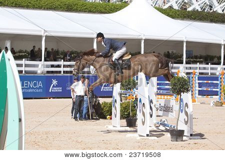 VALENCIA, Španělsko - 8. května: Rider Bono Rodriguez, Navaros koně, Španělsko v globální Champions Tour Val
