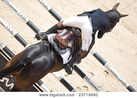 VALENCIA, Španělsko - 8. května: Rider Ivan Serrano Saez, koně Chevalier, Španělsko v globální mistrů Tou