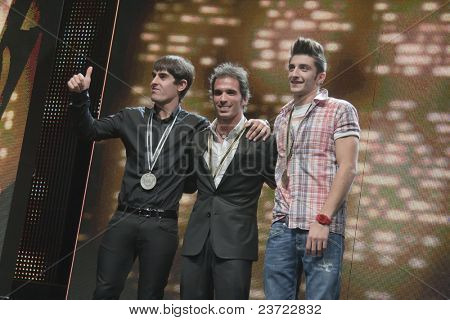 วาเลนเซีย สเปน - 7 พฤศจิกายน: ซ้ายแบบ Julian Simon ศูนย์ Toni Elias ขวา Iannone ในพิธีมอบรางวัล