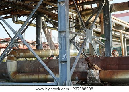 Pipeline Estocada, Pipes With Steam And Condensate In Isolation, With A Large Gate Valve With Quick-
