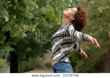在生活中享有健康的年轻女性