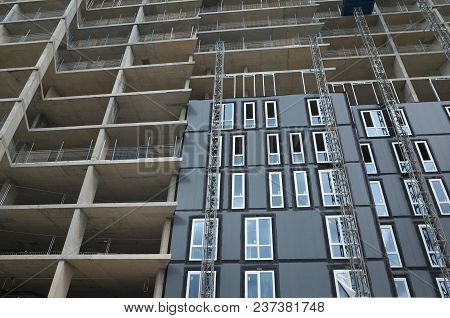 Bracknell, England - April 23, 2018: Wide Angle View Looking Up At An Apartment Block Of New Homes U