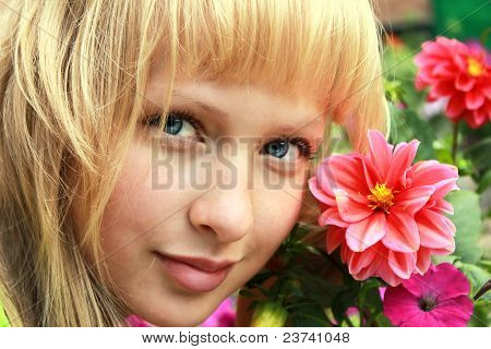 Viso attraente ragazza con fiori