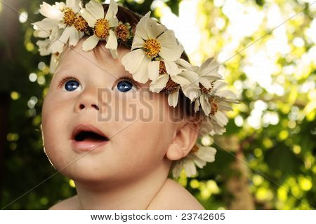Bambino con una corona di fiori