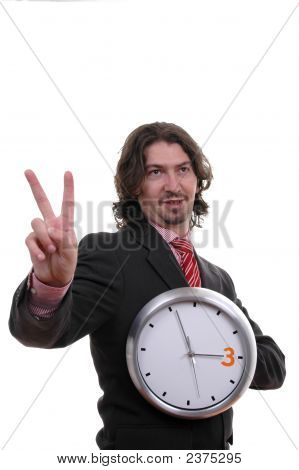 手里握着墙上时钟的商人