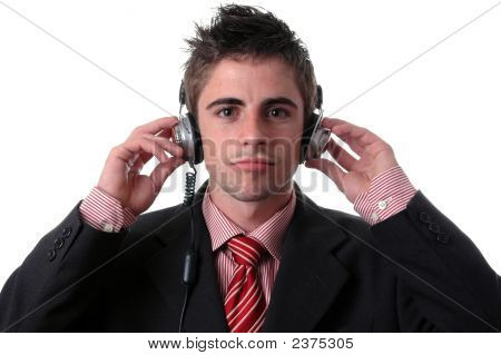 年轻的商人听着音乐在白色