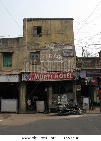 Strade di Calcutta. J. Murti Hotel
