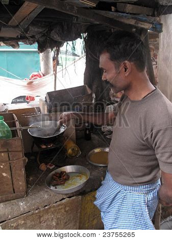 Homme de cuisine dans la rue