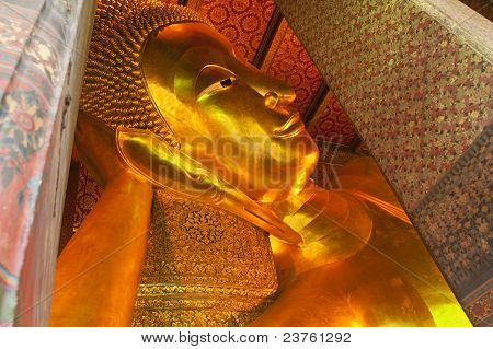 Store gyldne tilbagelænet Buddha