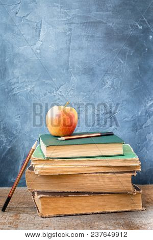 1 September Concept Postcard, Teachers' Day, Back To School Or College, Stack Of Vintage Books, Fres