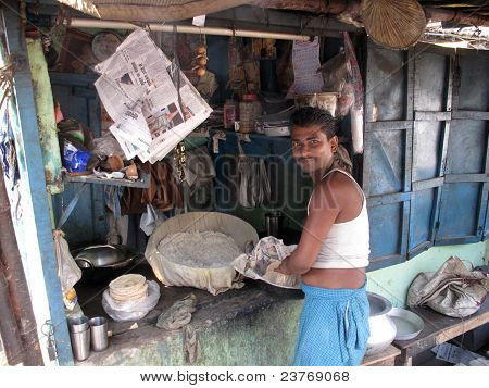 Homme de cuisine dans la rue