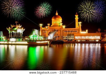 Bandar Seri Begawan Bsb , Brunei-march. 09: Masjid Sultan Omar Ali Saifuddin Mosque And Royal Barge 