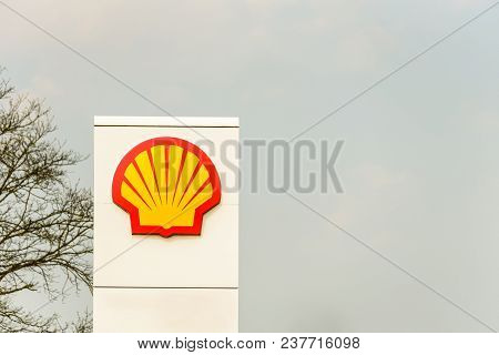 Northampton, Uk - Apr 21, 2018: Day View Official Shell Sign Over Clear Sky.