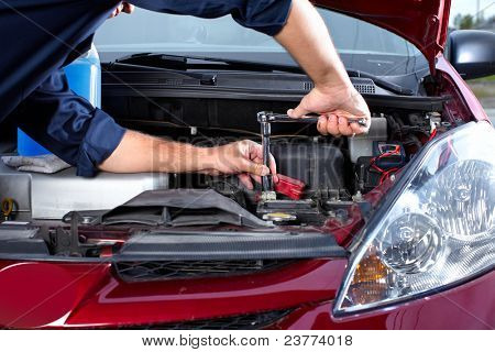 Ruce mechanik práce v auto opravna.
