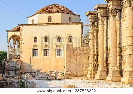 Tzistarakis Mosque And Hadrian's Library - Athens