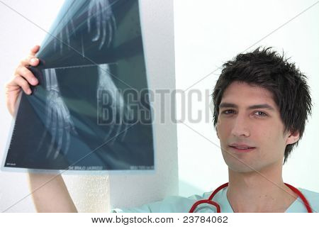 Mladý samec doktora zkoumání Xrays rukou
