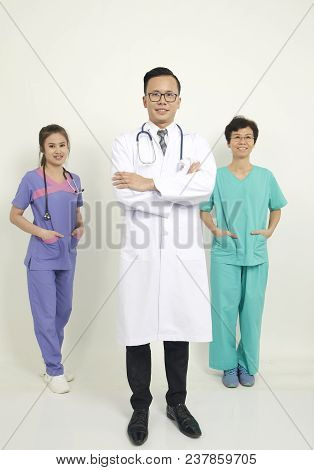 A Group Of Doctors And Nurses Standing In The Hospital, Indoors