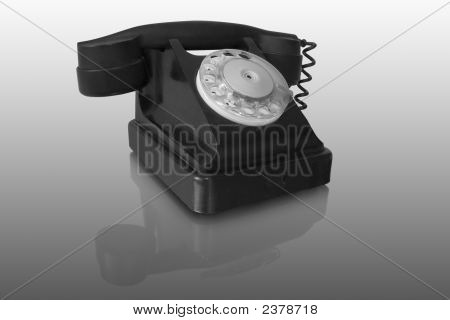 Starý černý telefon