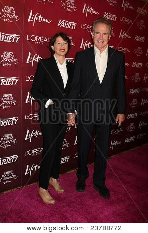 LOS ANGELES - syyskuu 23: Annette Bening, Warren Beattyn saapuu eri 's Power naisten lounas