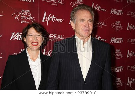 LOS ANGELES - syyskuu 23: Annette Bening, Warren Beattyn saapuu eri 's Power naisten lounas