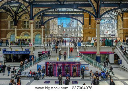 Liverpool Street, London, Uk - April 6, 2018: Entrance To Liverpool Street Mainline Station With Lot