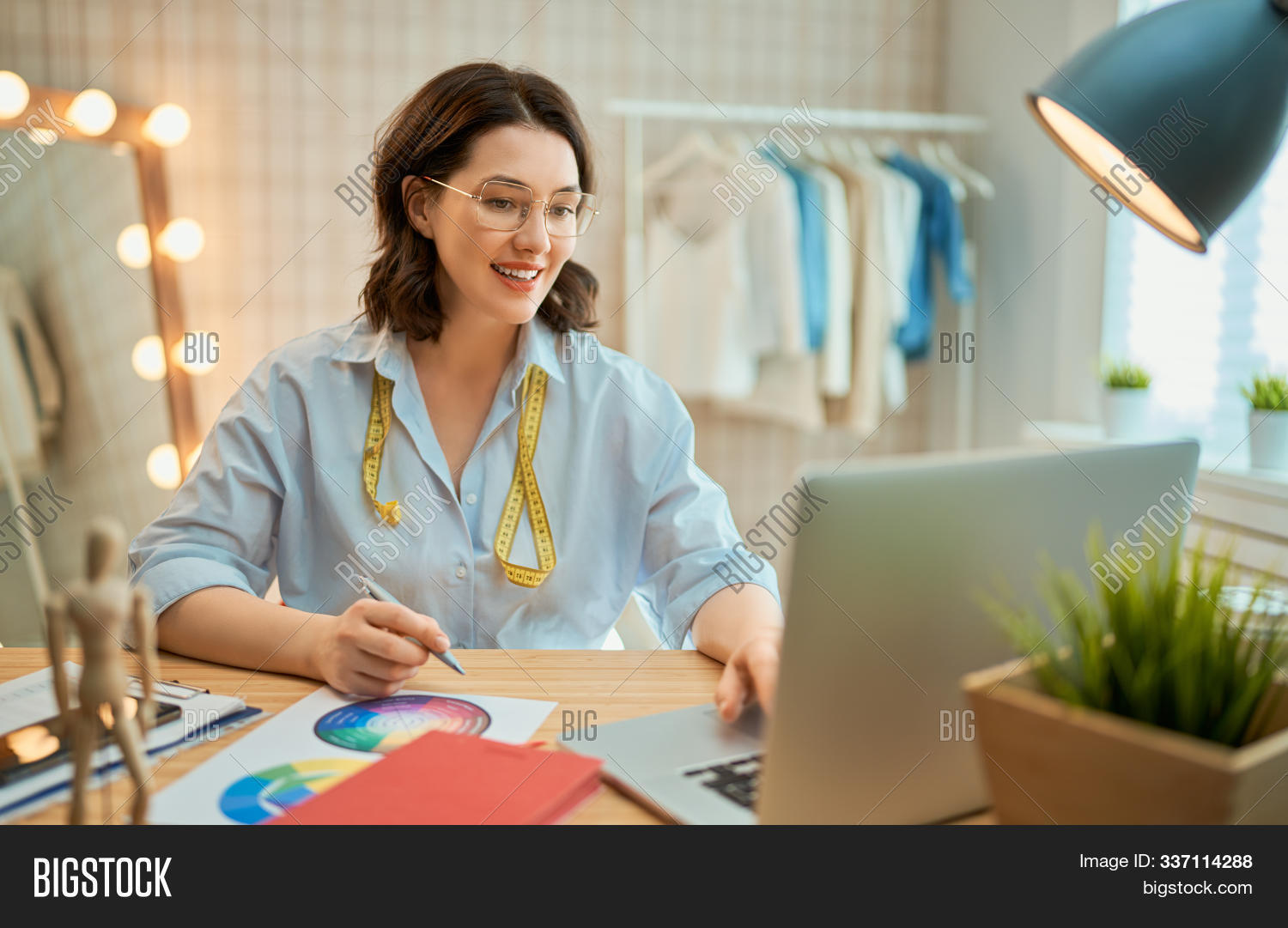 Женщина на тяжелой работе. Установлено что женщины работают. Женщина на работе. Установлено что женщины работают. Девушка на заводе.