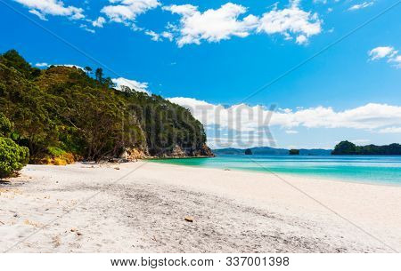 Photo of a beautiful white sand Hahei beach at Cathedral Cove Marine Reserve, Coromandel Peninsula, New Zealand. 
