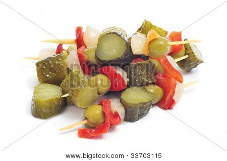 banderillas spagnole, spiedini con sottaceti, olive, aglio, sottaceti, cipolla e peperone rosso
