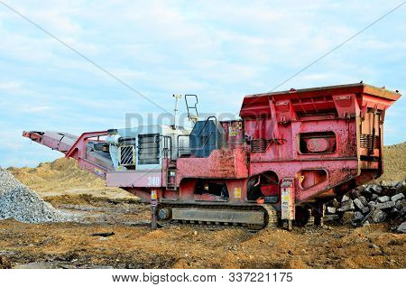 Mobile Stone Crusher Machine By The Construction Site Or Mining Quarry For Crushing Old Concrete Sla