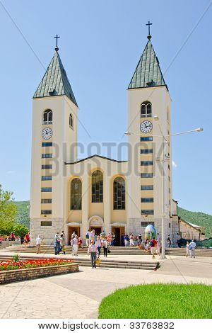 MEDJUGORJE，波斯尼亚和黑塞哥维那-5 月 4 日： 不明身份朝圣者访问圣詹姆斯教堂 5 月 4 日