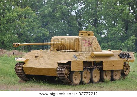 Kyjev, Ukrajina-květen 13:Red Star Historie klubu.Německý tank (replika) během Historická rekonstrukce w