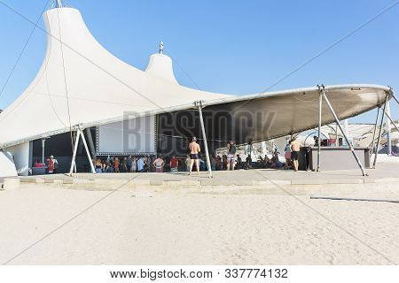 Popovka, Saki District, Crimea-10 September 2019: A Group Of Vacationers Waiting For The Start Of A 