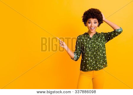 Look Incredible Promo. Astonished Crazy Afro American Girl Indicate Ads Promotion Scream Wow Omg Sug