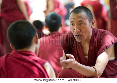 Monasterio de sera, Tíbet, China - el 7 de julio: Un grupo de budistas Lama está debatiendo en un monasterio de 200 7 de julio
