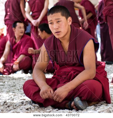 Monasterio de sera, Tíbet, China - el 7 de julio: Un grupo de budistas Lama está debatiendo en un monasterio de 200 7 de julio
