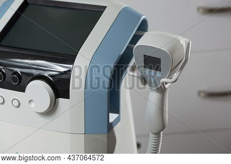 Close-up Photo Of The Device Simultaneously Combine Radio Frequency And Ultrasound To Tighten Skin