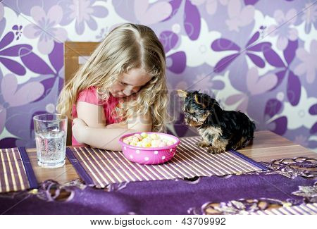 Küçük kız ve köpek yavrusu