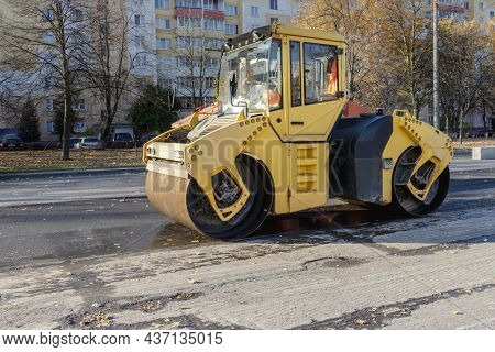 Heavy Duty Vibratory Road Roller For Asphalt Concrete Works And Road Repairs. Heavy Machinery When R