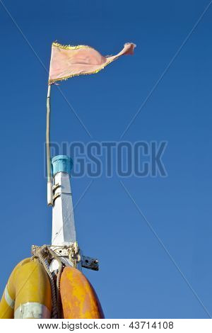 Mast liv bojar rosa sliten flagga