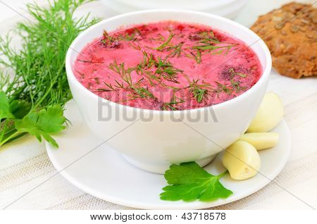 Červený boršč se zakysanou smetanou
