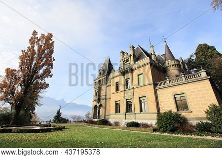 Thun, Switzerland- Nov 13, 2015: Traditional Hunegg Castle And Garden On Nov 13, 2015 In Thun, Switz